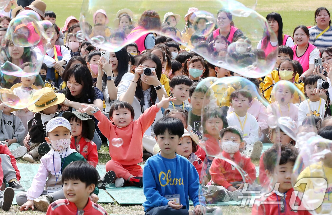 본문 이미지 - 17일 오전 대구 서구 이현공원 잔디광장에서 열린 '이현공원 숲속 음악 소풍'에 참가한 어린이들이 신나는 음악과 함께 어우러진 공연을 즐기고 있다. 2025.4.17/뉴스1 ⓒ News1 공정식 기자