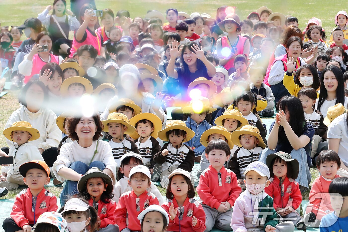 본문 이미지 - 17일 오전 대구 서구 이현공원 잔디광장에서 열린 '이현공원 숲속 음악 소풍'에 참가한 어린이들이 신나는 음악과 함께 어우러진 공연을 즐기고 있다. 2025.4.17/뉴스1 ⓒ News1 공정식 기자