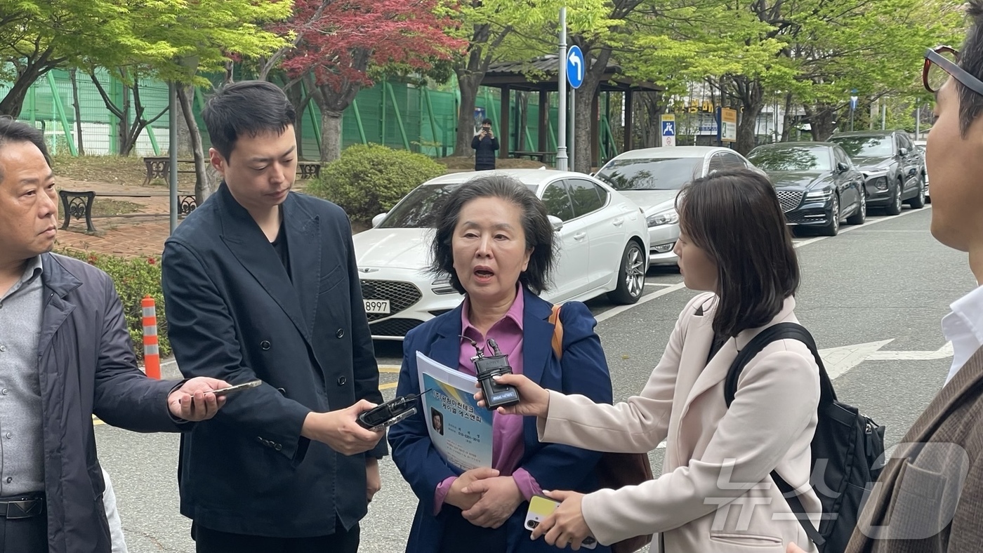 (창원=뉴스1) 강정태 기자 = 윤석열 전 대통령 부부 공천개입 의혹의 핵심 인물인 김영선 전 의원이 17일 오전 창원시 성산구 창원지방법원에서 열린 정치자금법 위반 등 혐의 사건 …