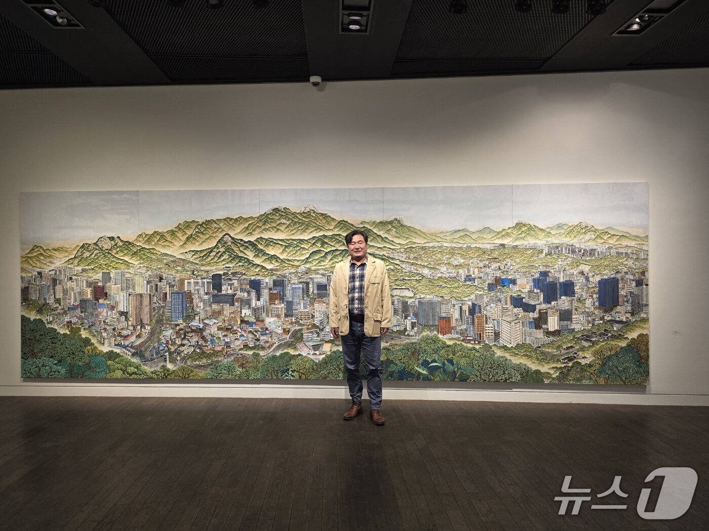 본문 이미지 - 조풍류 작가 &#39;풍류, 서울을 보다&#39; 전시 전경. 서울 전경도&#40;2023&#41;. ⓒ 뉴스1 김정한 기자