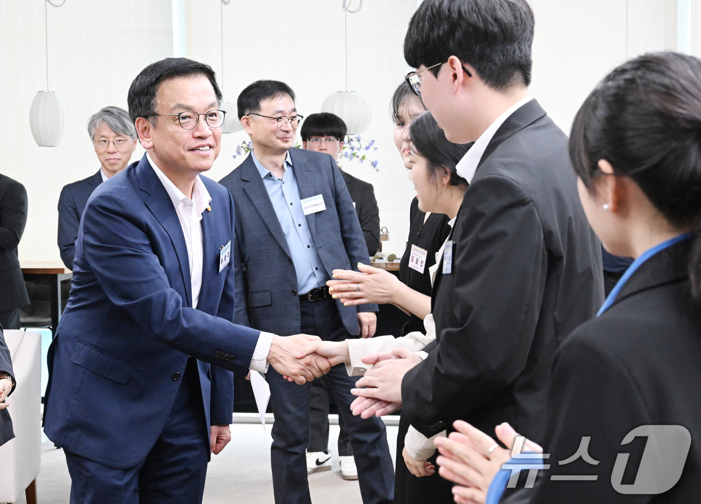 (서울=뉴스1) = 최상목 부총리 겸 기획재정부 장관이 17일 서울 중구 서울중앙우체국 포스트타워에서 열린 '공공기관 청년 채용 간담회'에 참석해 취업 준비중인 청년들과 악수를 나 …