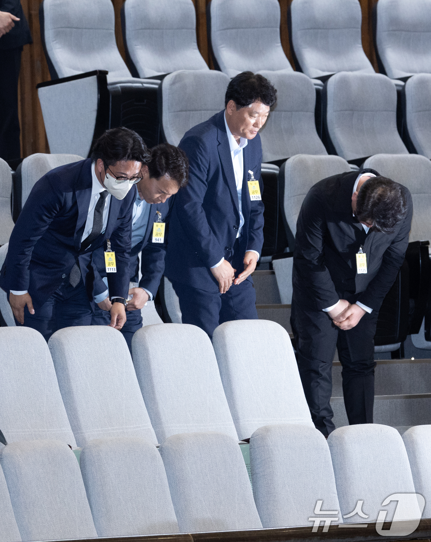 (서울=뉴스1) 이재명 기자 = 박한신 12·29 여객기 참사 유가족협의회 대표가 17일 오후 서울 여의도 국회에서 열린 제424회국회(임시회) 제5차 본회의에서 12·29여객기참 …