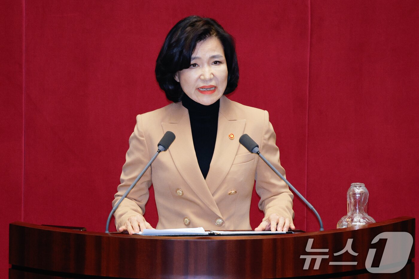 본문 이미지 - 이진숙 방송통신위원장이 17일 오후 서울 여의도 국회에서 열린 제424회국회(임시회) 제5차 본회의에서 방송법 개정안, 방통위법 개정안 재의의 건에 대해 재의 요구 이유를 설명하고 있다. 2025.4.17/뉴스1 ⓒ News1 안은나 기자