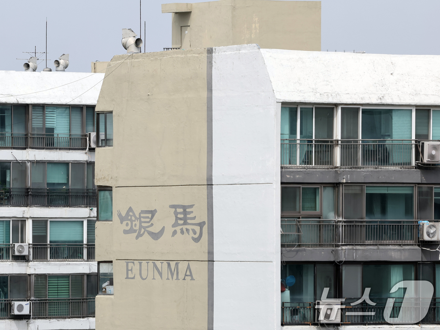 (서울=뉴스1) 황기선 기자 = 17일 서울 강남구 은마아파트의 모습이 보이고 있다.강남의 대표 재건축 단지 대치동 은마아파트가 최고 49층, 5962가구 규모의 대규모 단지로 탈 …