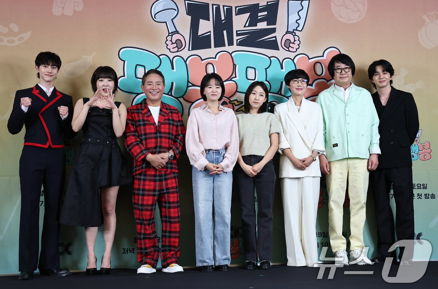 본문 이미지 - 배우 곽동연(왼쪽부터), 코미디언 이은지,코미디언 이봉원, 이진주 PD, 신혜원 PD, 코미디언 팽현숙, 코미디언 최양락, 배우 유승호가 17일 서울 마포구 스탠포드호텔에서 열린 예능 프로그램 '대결! 팽봉팽봉' 제작발표회에 참석해 포즈를 취하고 있다. '대결! 팽봉팽봉'는 코미디언 이봉원과 팽현숙이 해외의 작은 섬에 나란히 두 개의 식당을 내고 영업 대결을 펼치는 리얼리티 예능 프로그램이다. 2025.4.17/뉴스1 ⓒ News1 김도우 기자