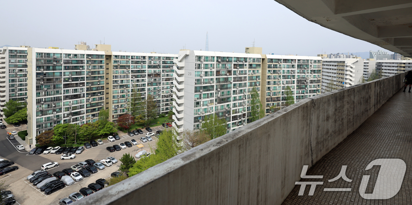 (서울=뉴스1) 황기선 기자 = 17일 서울 강남구 은마아파트의 모습이 보이고 있다.강남의 대표 재건축 단지 대치동 은마아파트가 최고 49층, 5962가구 규모의 대규모 단지로 탈 …