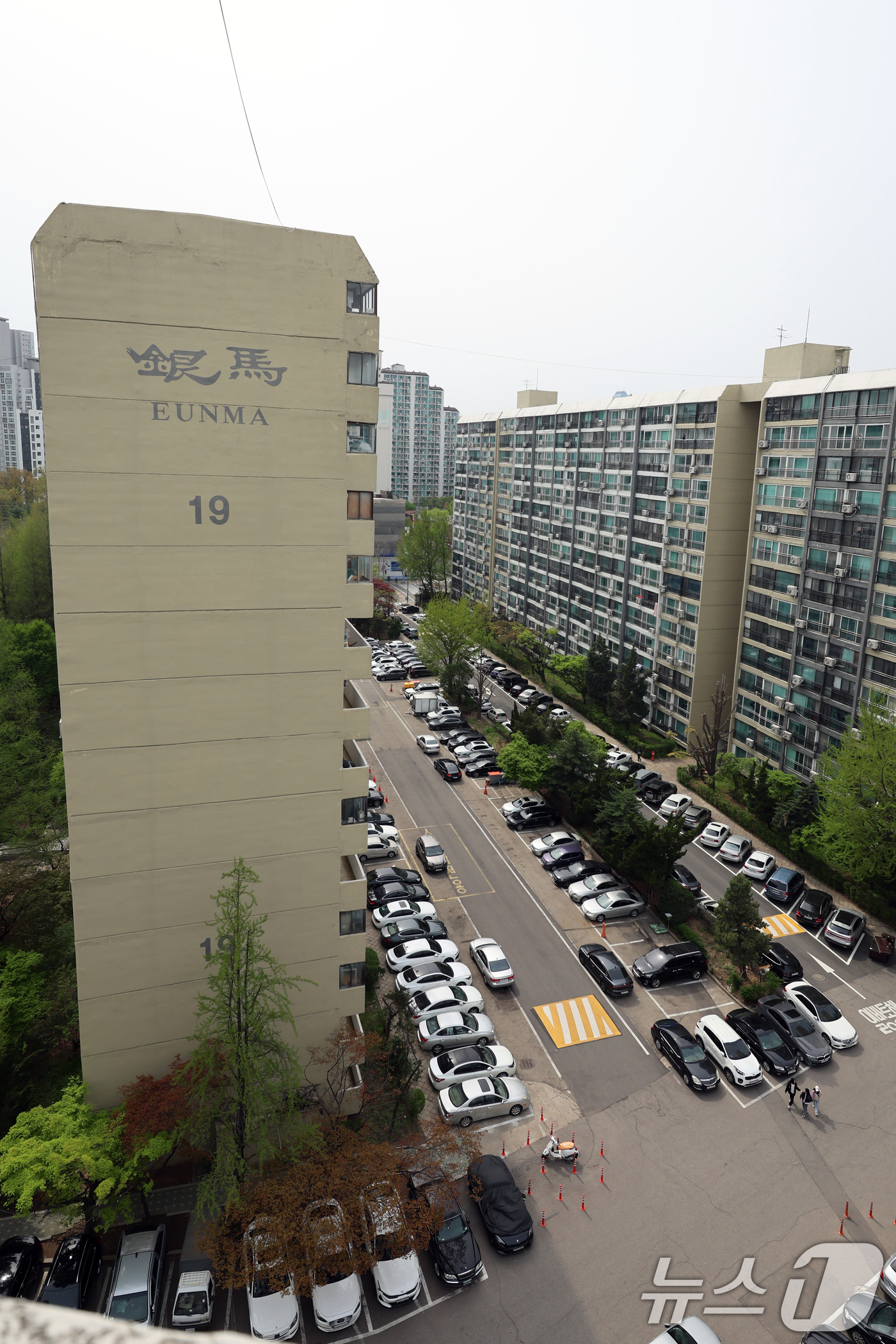 (서울=뉴스1) 황기선 기자 = 17일 서울 강남구 은마아파트의 모습이 보이고 있다.강남의 대표 재건축 단지 대치동 은마아파트가 최고 49층, 5962가구 규모의 대규모 단지로 탈 …