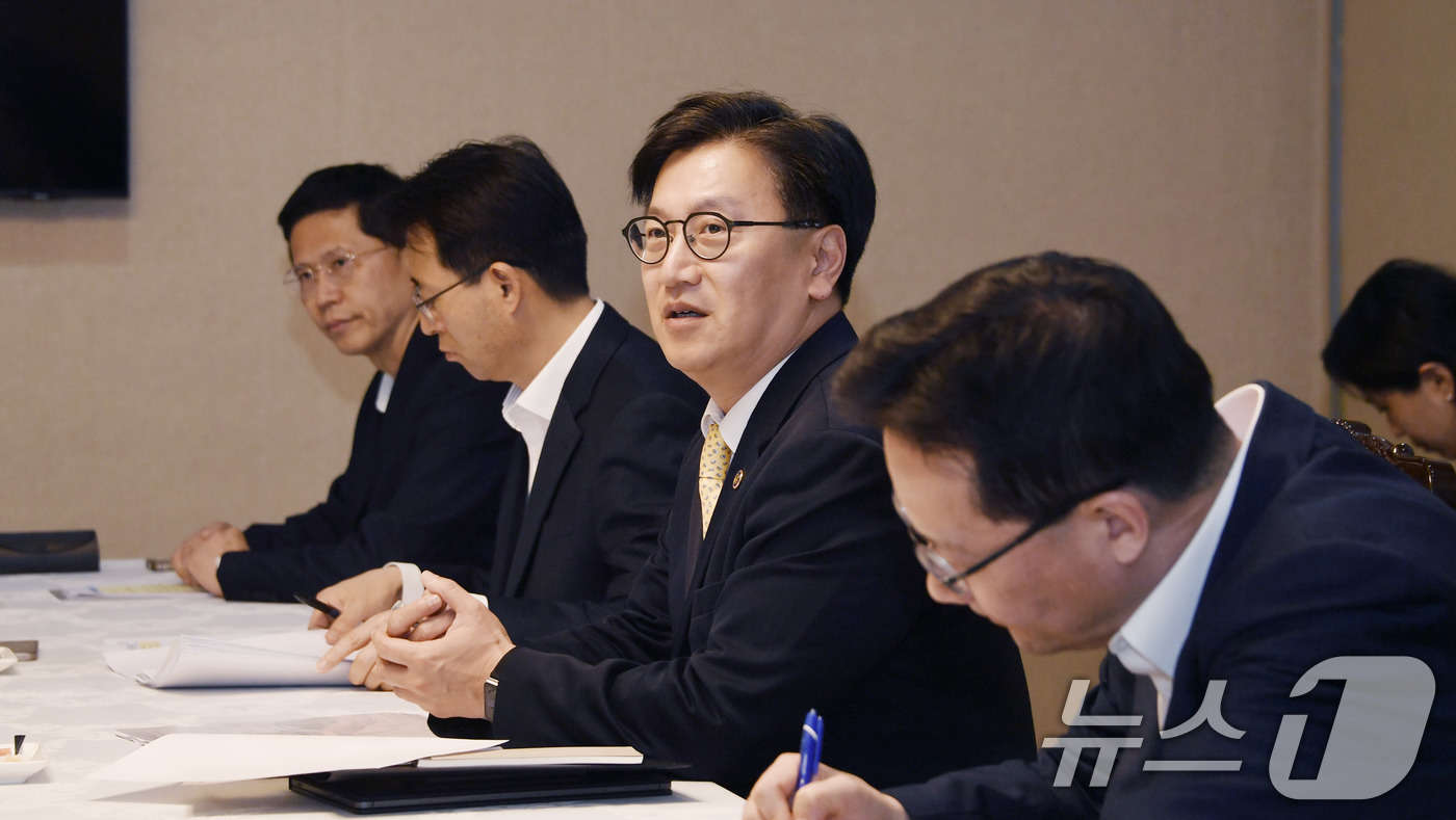 (서울=뉴스1) = 김범석 기획재정부 차관이 17일 서울 종로구 정부서울청사에서 열린 '제2차 통상현안 관련 범정부 국내대응 전담반 회의'를 주재하고 있다. (기획재정부 제공. 재 …