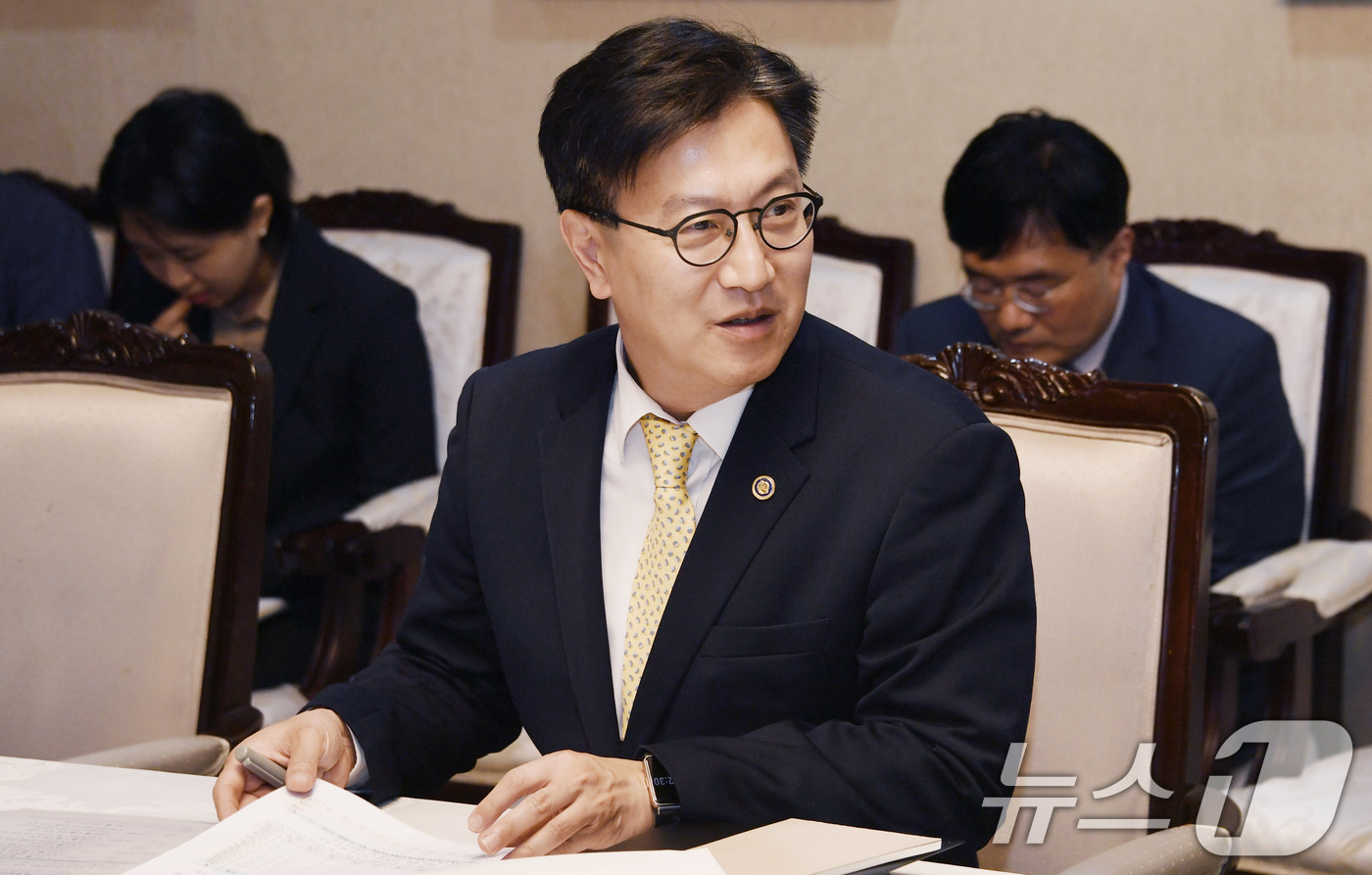 (서울=뉴스1) = 김범석 기획재정부 차관이 17일 서울 종로구 정부서울청사에서 열린 '제2차 통상현안 관련 범정부 국내대응 전담반 회의'를 주재하고 있다. (기획재정부 제공. 재 …