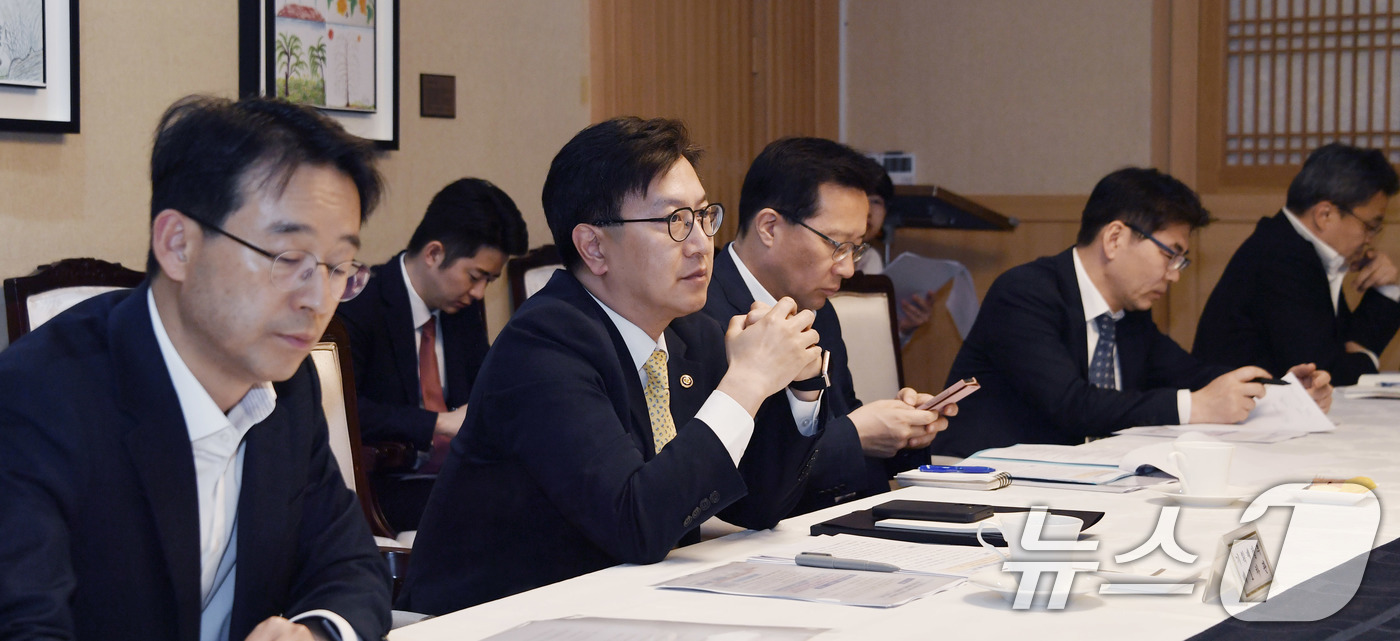 (서울=뉴스1) = 김범석 기획재정부 차관이 17일 서울 종로구 정부서울청사에서 열린 '제2차 통상현안 관련 범정부 국내대응 전담반 회의'를 주재하고 있다. (기획재정부 제공. 재 …