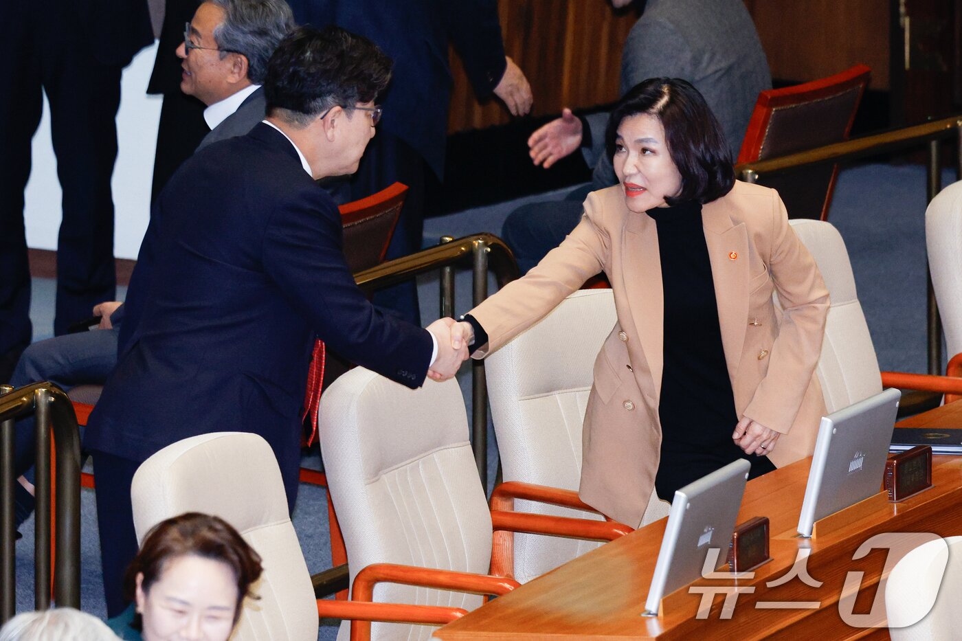 본문 이미지 - 권성동 국민의힘 원내대표가 17일 오후 서울 여의도 국회에서 열린 제424회국회(임시회) 제5차 본회의에서 반인권적 국가범죄의 시효 등에 관한 특례법안 재의의 건 등 8개 법안 무기명 투표를 마친 뒤 이진숙 방송통신위원장과 악수하고 있다. 2025.4.17/뉴스1 ⓒ News1 안은나 기자