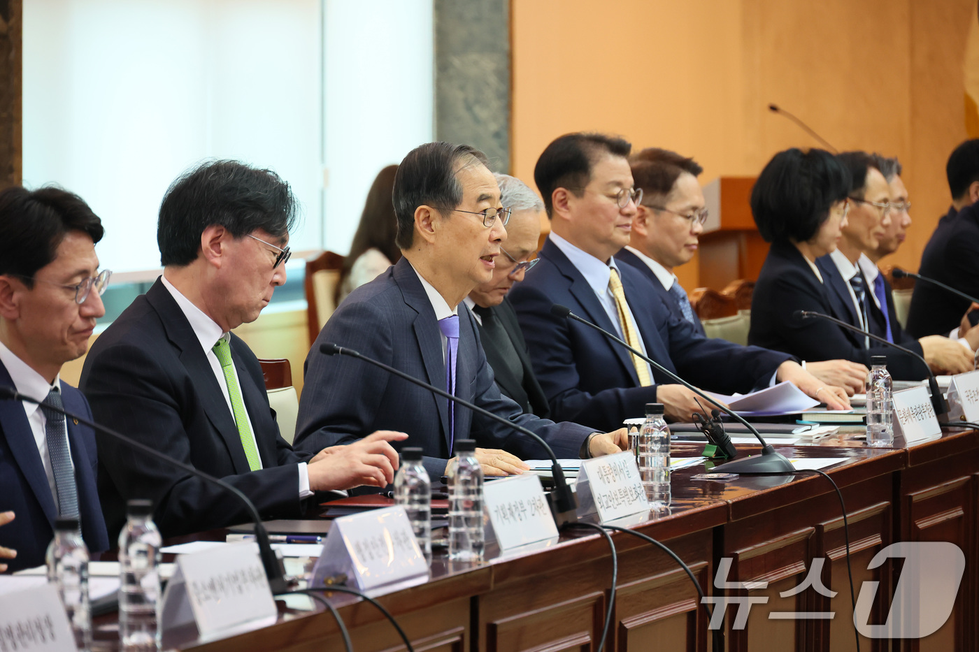 (서울=뉴스1) 임세영 기자 = 한덕수 대통령 권한대행 국무총리가 17일 오후 서울 종로구 정부서울청사에서 열린 제6차 2025년 아시아태평양경제협력체(APEC) 정상회의 준비위원 …