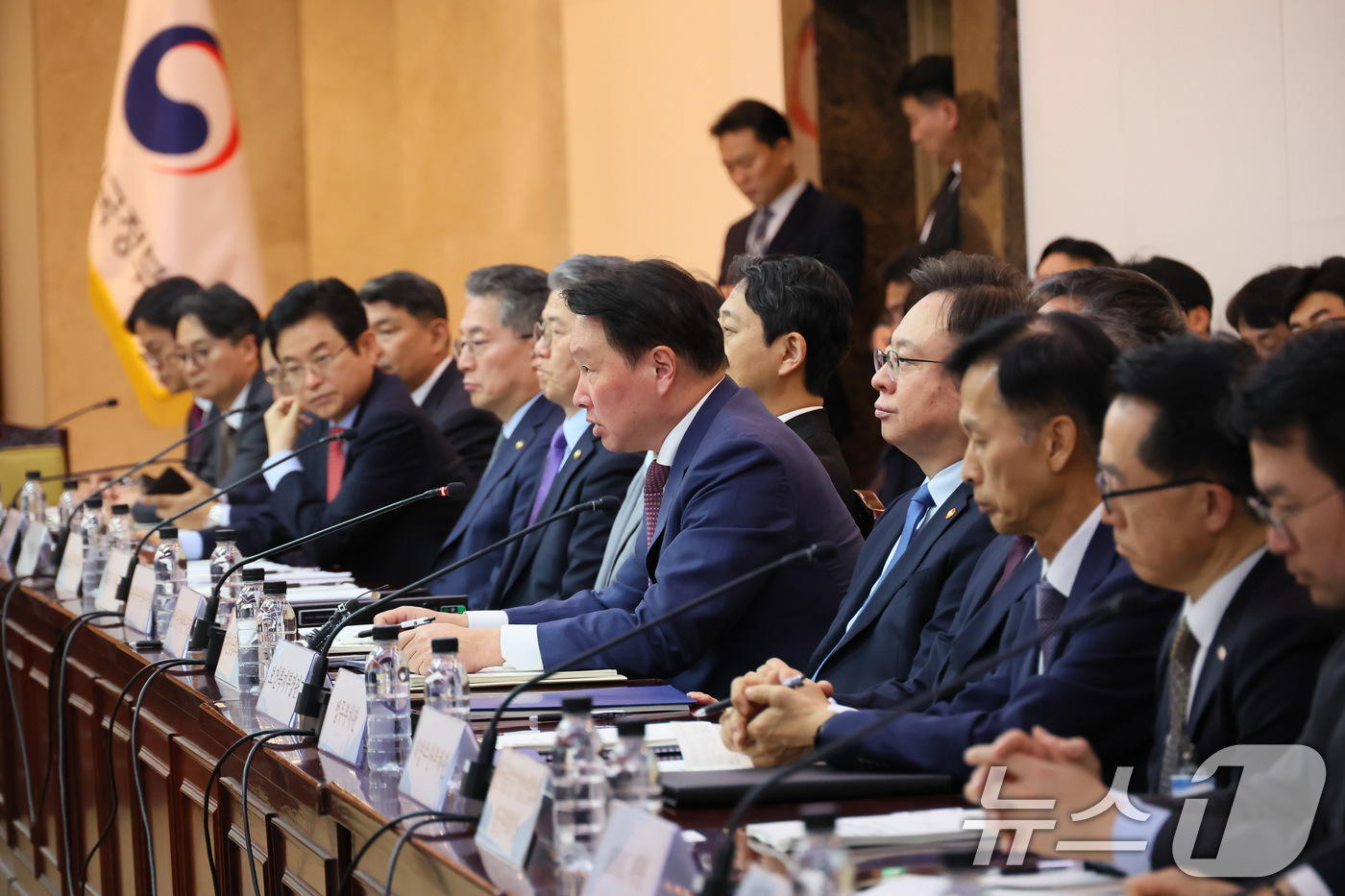 (서울=뉴스1) 임세영 기자 = 최태원 대한상공회의소 회장이 17일 오후 서울 종로구 정부서울청사에서 열린 제6차 2025년 아시아태평양경제협력체(APEC) 정상회의 준비위원회에 …