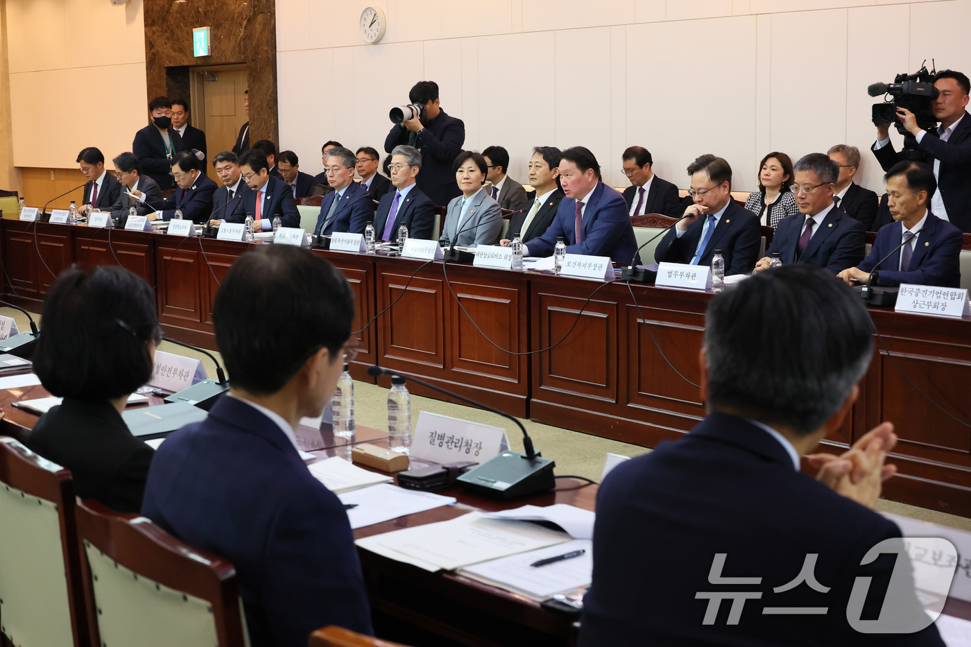 (서울=뉴스1) 임세영 기자 = 최태원 대한상공회의소 회장이 17일 오후 서울 종로구 정부서울청사에서 열린 제6차 2025년 아시아태평양경제협력체(APEC) 정상회의 준비위원회에 …