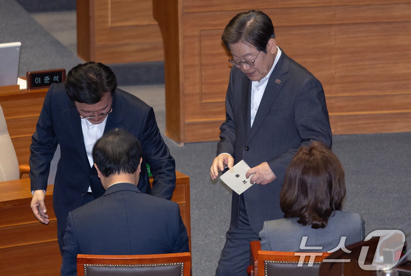 본문 이미지 - 제21대 대통령선거에 출마한 이재명 전 더불어민주당 대표가 17일 오후 서울 여의도 국회에서 열린 제424회 국회(임시회) 제5차 본회의에서 명태균과 관련한 불법 선거개입 및 국정농단 사건 등의 진상규명을 위한 특별검사의 임명 등에 관한 법률안 재의의 건 등 재의요구권 8건에 대한 무기명 기표를 마친 후 나오고 있다. 2025.4.17/뉴스1 ⓒ News1 이재명 기자