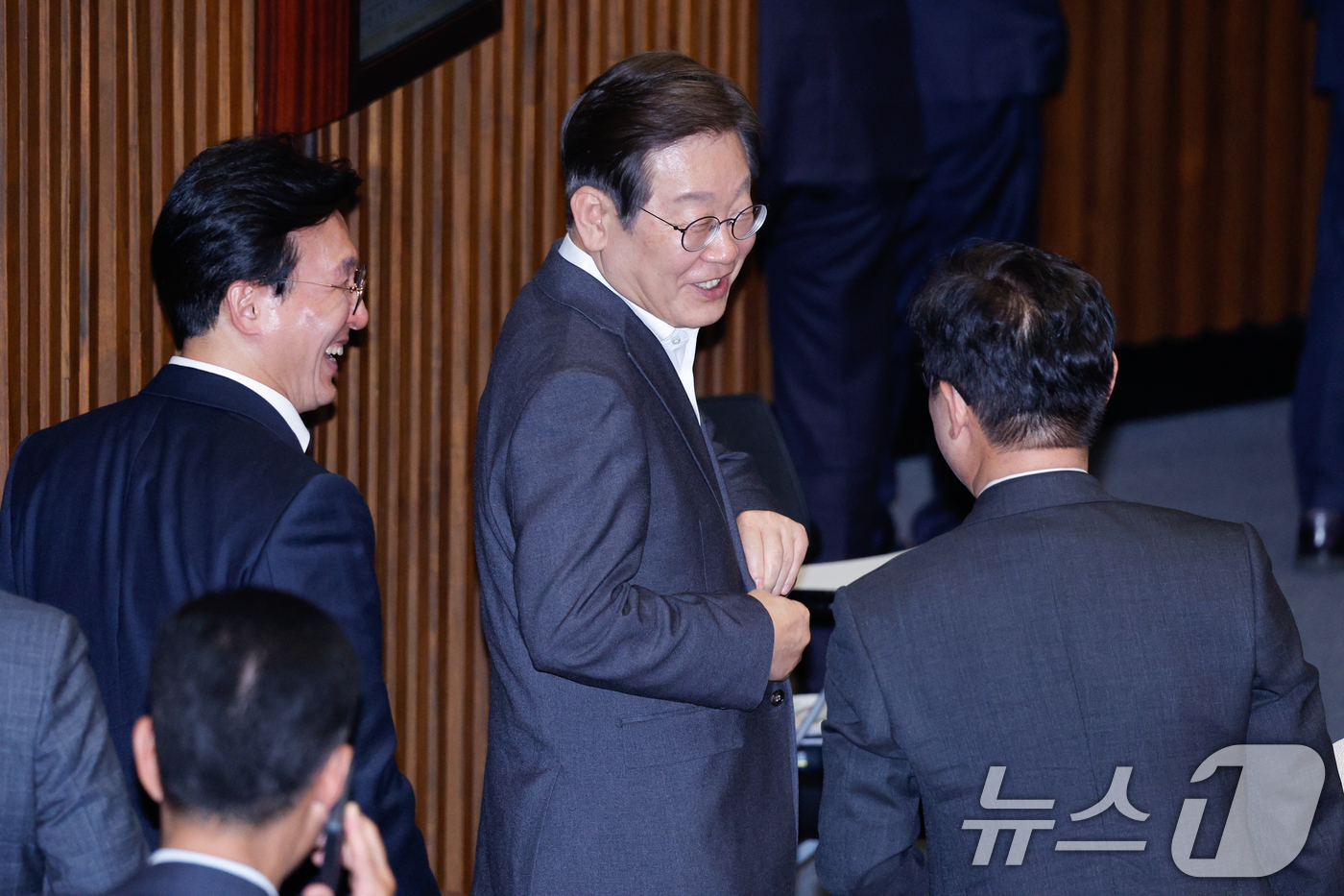 (서울=뉴스1) 안은나 기자 = 이재명 더불어민주당 전 대표가 17일 오후 서울 여의도 국회에서 열린 제424회국회(임시회) 제5차 본회의에서 반인권적 국가범죄의 시효 등에 관한 …