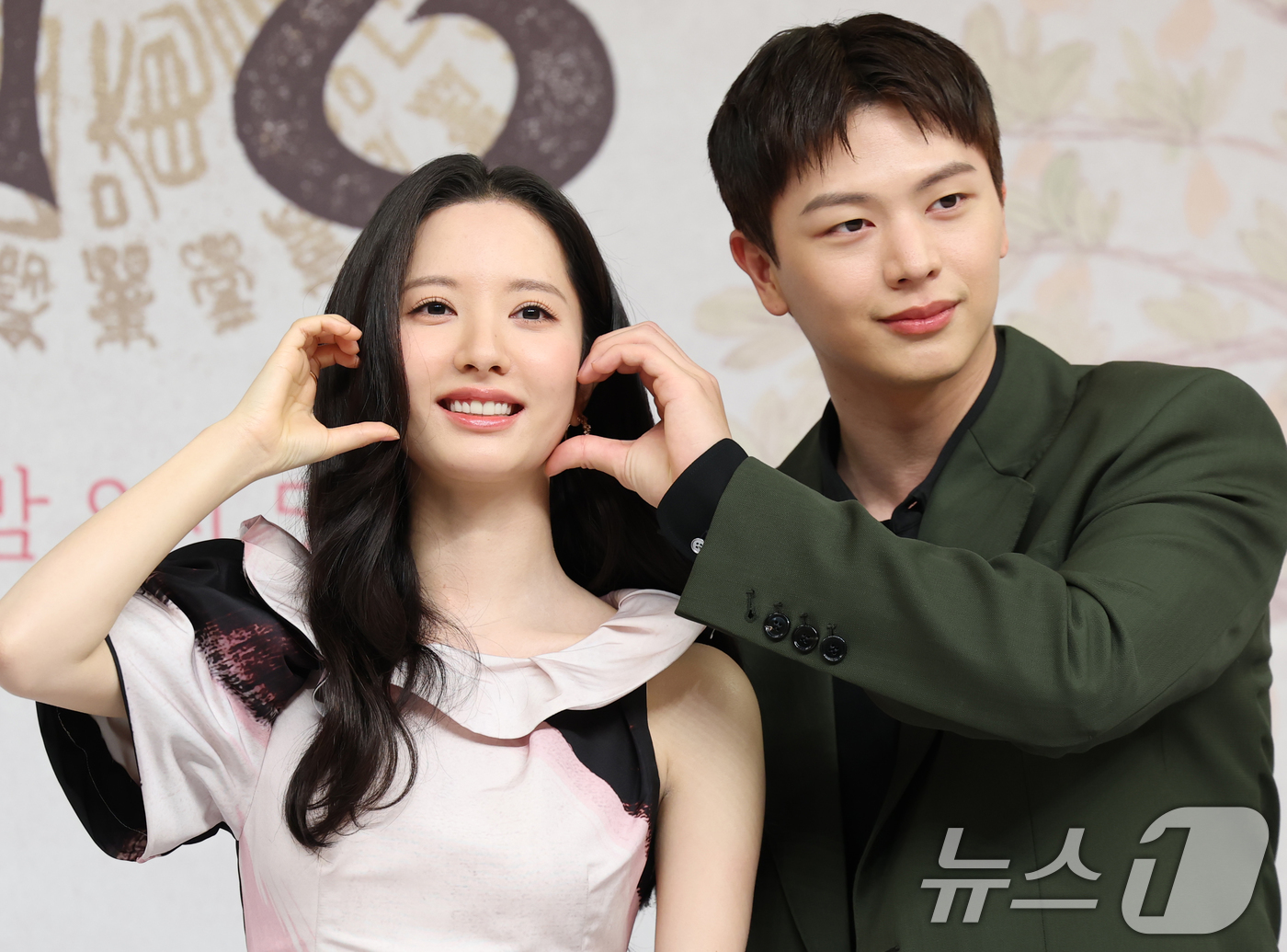 (서울=뉴스1) 권현진 기자 = 배우 김지연과 육성재(오른쪽)가 17일 서울 양천구 목동SBS에서 열린 SBS 새 금토드라마 '귀궁'(극본 윤수정/연출 윤성식) 제작발표회에서 포즈 …