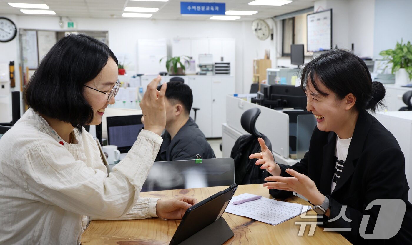 본문 이미지 - 17일 서울 서대문구 서울수어전문교육원에서 장민영 과장과 송혜민 수어통역사가 뉴스1과 인터뷰를 하고 있다. 2025.4.17/뉴스1 ⓒ News1 김명섭 기자