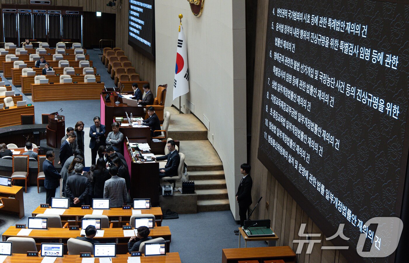본문 이미지 - 17일 오후 서울 여의도 국회에서 열린 제424회 국회(임시회) 제5차 본회의에서 명태균과 관련한 불법 선거개입 및 국정농단 사건 등의 진상규명을 위한 특별검사의 임명 등에 관한 법률안 재의의 건 등 재의요구 8안건에 대한 무기명 투표를 마친 후 개표하고 있다. 2025.4.17/뉴스1 ⓒ News1 이재명 기자