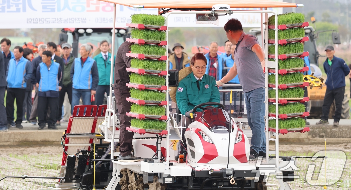 (청도=뉴스1) 정우용 기자 = 김하수 청도군수가 17일 이서면 금촌리에서 첫 모내기 행사에서 이앙기를 몰고 시연을 하고 있다. (청도군 제공. 재판매 및 DB금지) 2025.4. …