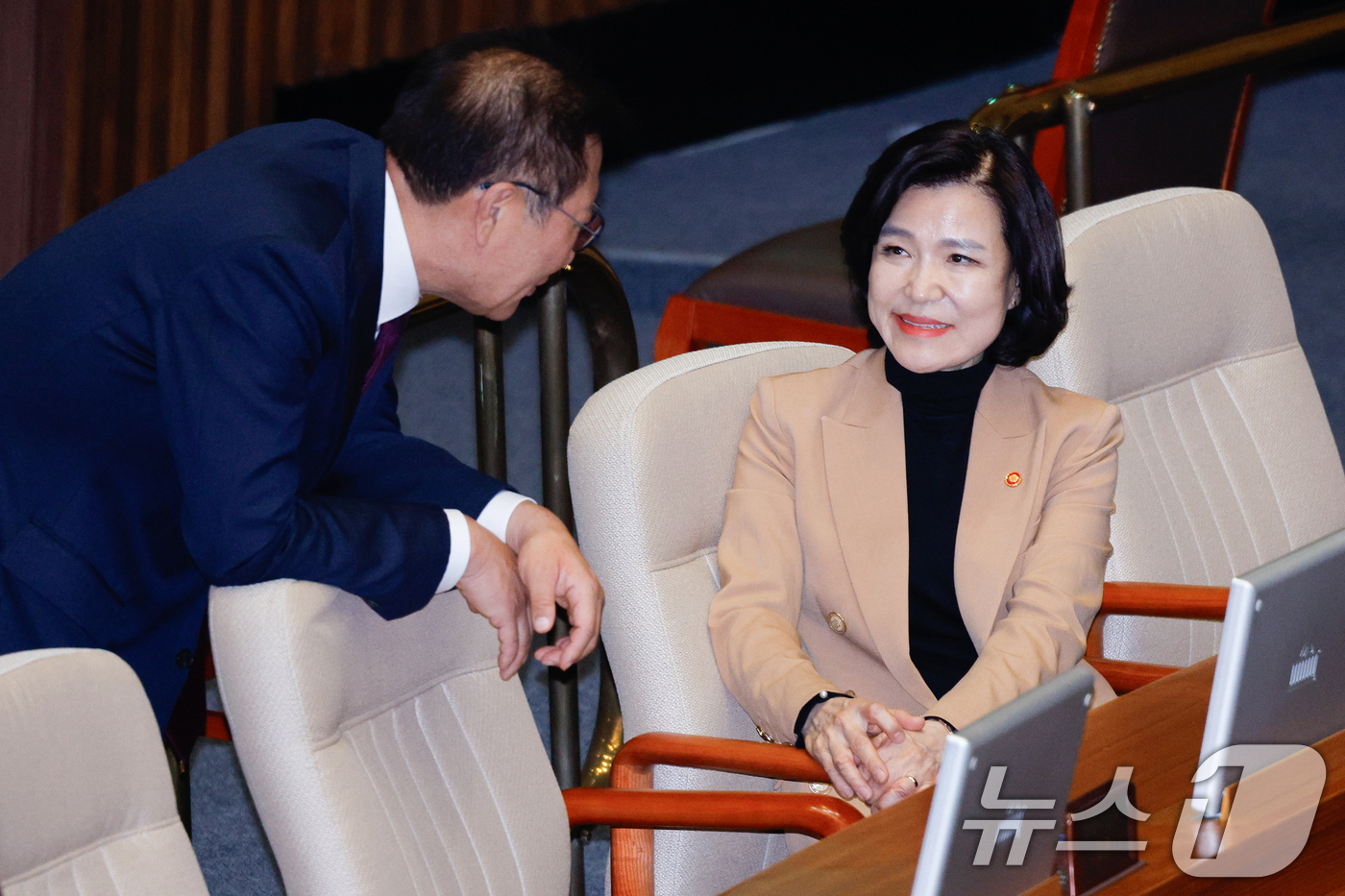 (서울=뉴스1) 안은나 기자 = 이진숙 방송통신위원장과 박성재 법무부 장관이 17일 오후 서울 여의도 국회에서 열린 제424회국회(임시회) 제5차 본회의에서 반인권적 국가범죄의 시 …