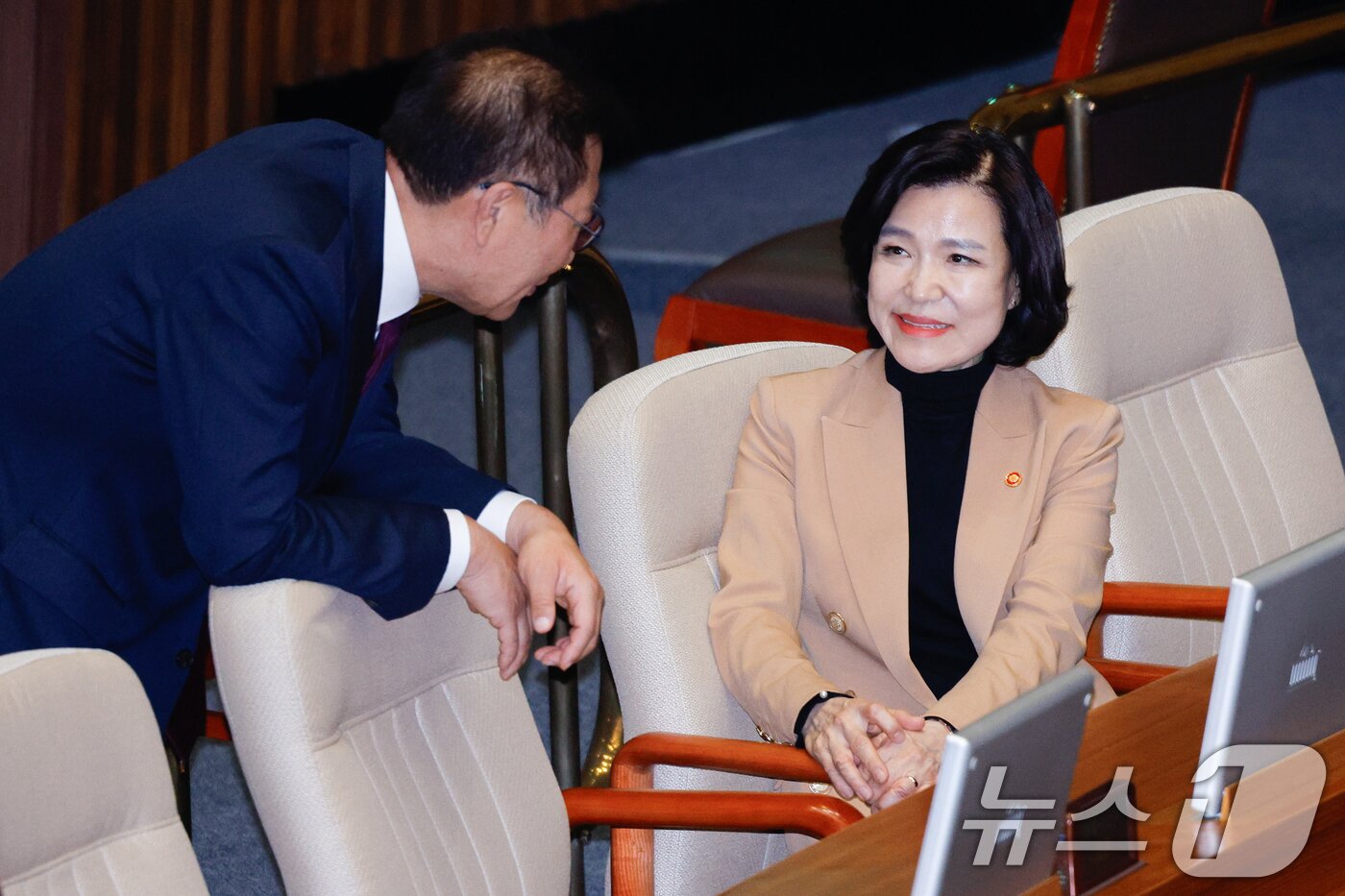 본문 이미지 - 이진숙 방송통신위원장과 박성재 법무부 장관이 17일 오후 서울 여의도 국회에서 열린 제424회국회(임시회) 제5차 본회의에서 반인권적 국가범죄의 시효 등에 관한 특례법안 재의의 건 등 8개 법안 무기명 투표 중 대화를 나누고 있다. 2025.4.17/뉴스1 ⓒ News1 안은나 기자