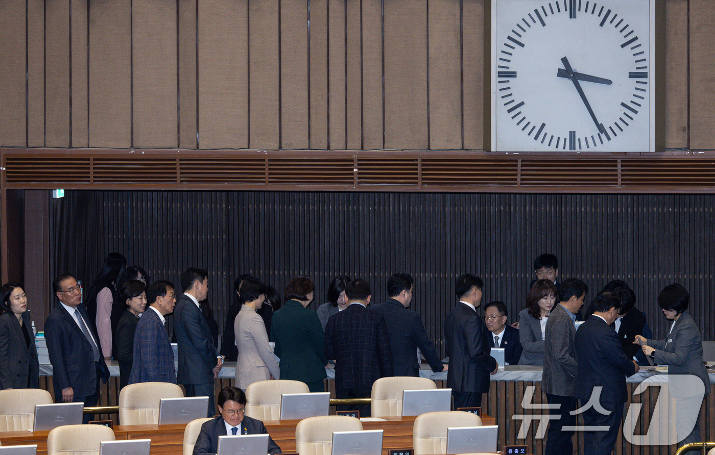 (서울=뉴스1) 이재명 기자 = 더불어민주당 의원들이 17일 오후 서울 여의도 국회에서 열린 제424회 국회(임시회) 제5차 본회의에서 명태균과 관련한 불법 선거개입 및 국정농단  …