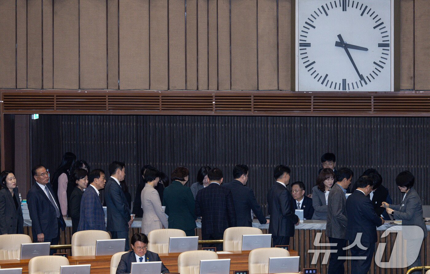 본문 이미지 - 더불어민주당 의원들이 17일 오후 서울 여의도 국회에서 열린 제424회 국회(임시회) 제5차 본회의에서 명태균과 관련한 불법 선거개입 및 국정농단 사건 등의 진상규명을 위한 특별검사의 임명 등에 관한 법률안 재의의 건 등 재의요구권 8건을 무기명 투표하기 위해 줄을 서 있다. 2025.4.17/뉴스1 ⓒ News1 이재명 기자