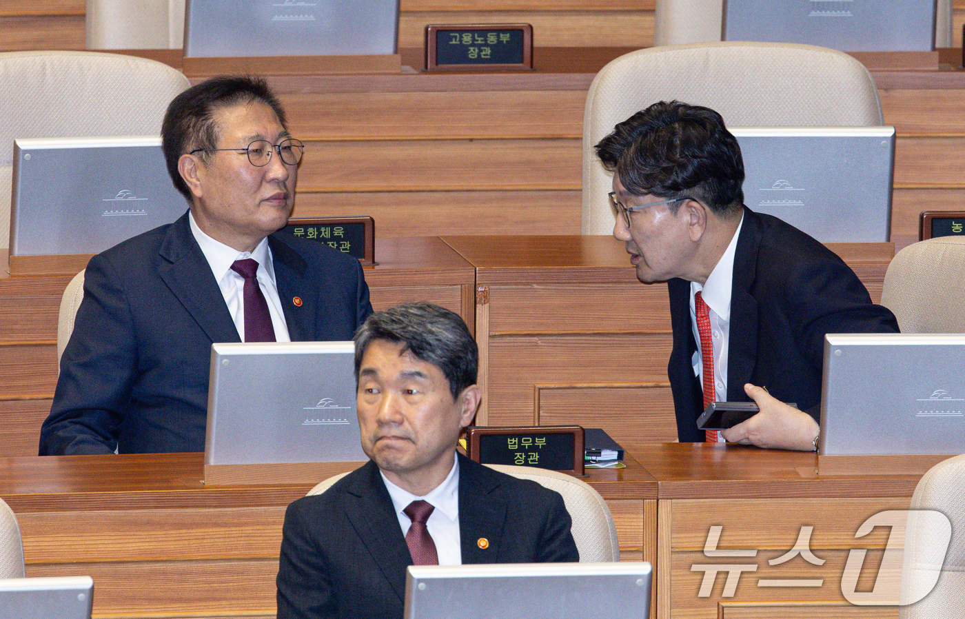 (서울=뉴스1) 이재명 기자 = 권성동 국민의힘 원내대표와 박성재 법무부 장관이 17일 오후 서울 여의도 국회에서 열린 제424회 국회(임시회) 제5차 본회의에서 명태균과 관련한  …