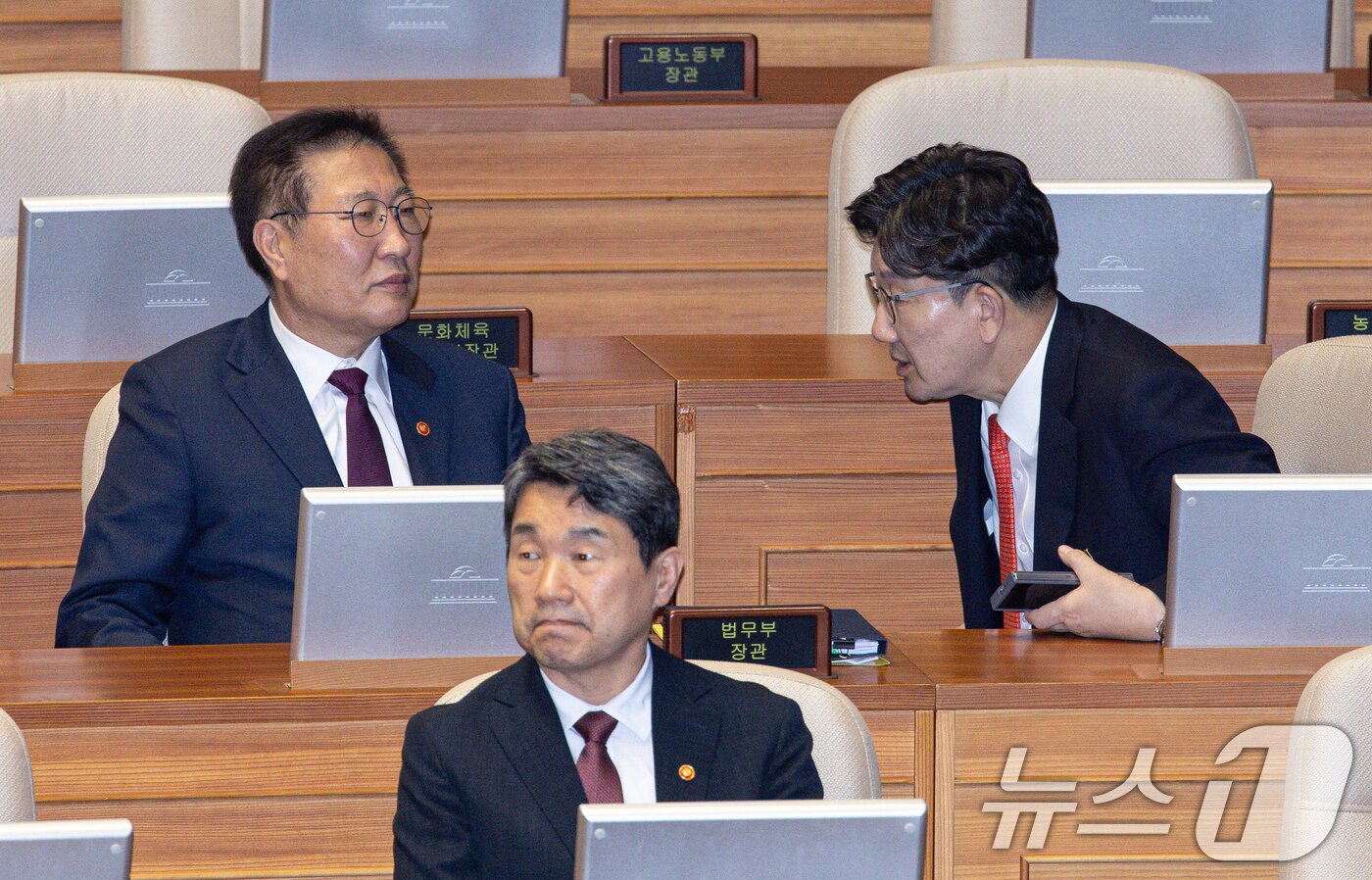 본문 이미지 - 권성동 국민의힘 원내대표와 박성재 법무부 장관이 17일 오후 서울 여의도 국회에서 열린 제424회 국회(임시회) 제5차 본회의에서 명태균과 관련한 불법 선거개입 및 국정농단 사건 등의 진상규명을 위한 특별검사의 임명 등에 관한 법률안 재의의 건 등 재의요구 8안건에 대한 무기명 투표가 진행되는 도중 대화를 하고 있다. 2025.4.17/뉴스1 ⓒ News1 이재명 기자