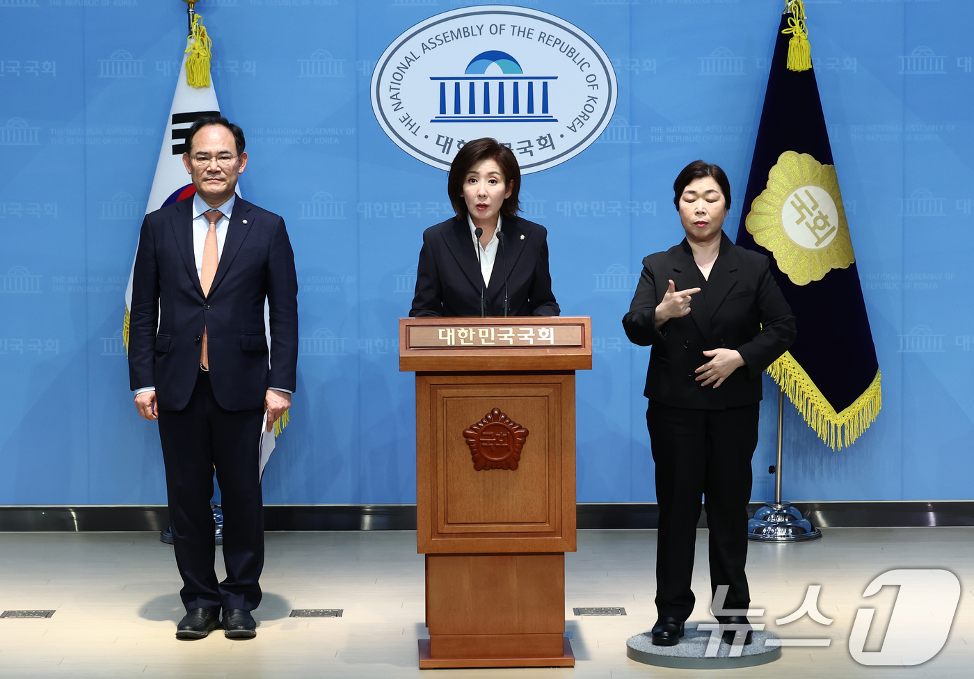 (서울=뉴스1) 김민지 기자 = 나경원 국민의힘 대선 경선 후보자가 17일 오후 서울 여의도 국회 소통관에서 외교·안보·국방·통일 공약 발표 기자회견을 하고 있다. 2025.4.1 …