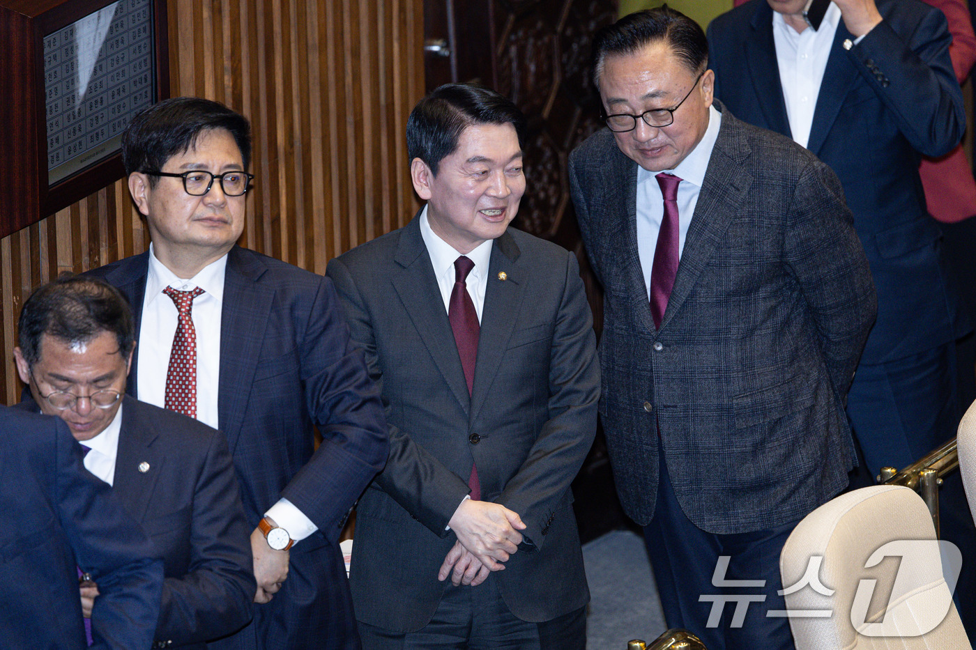 (서울=뉴스1) 이재명 기자 = 제21대 대통령선거에 출마를 선언한 안철수 국민의힘 의원이 권성동 국민의힘 원내대표와 박성재 법무부 장관이 17일 오후 서울 여의도 국회에서 열린 …