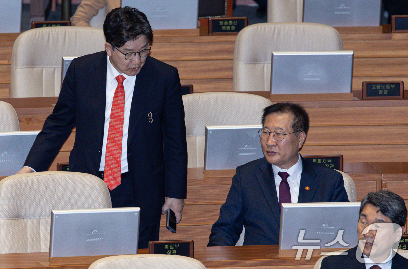 (서울=뉴스1) 이재명 기자 = 권성동 국민의힘 원내대표와 박성재 법무부 장관이 17일 오후 서울 여의도 국회에서 열린 제424회 국회(임시회) 제5차 본회의에서 명태균과 관련한  …