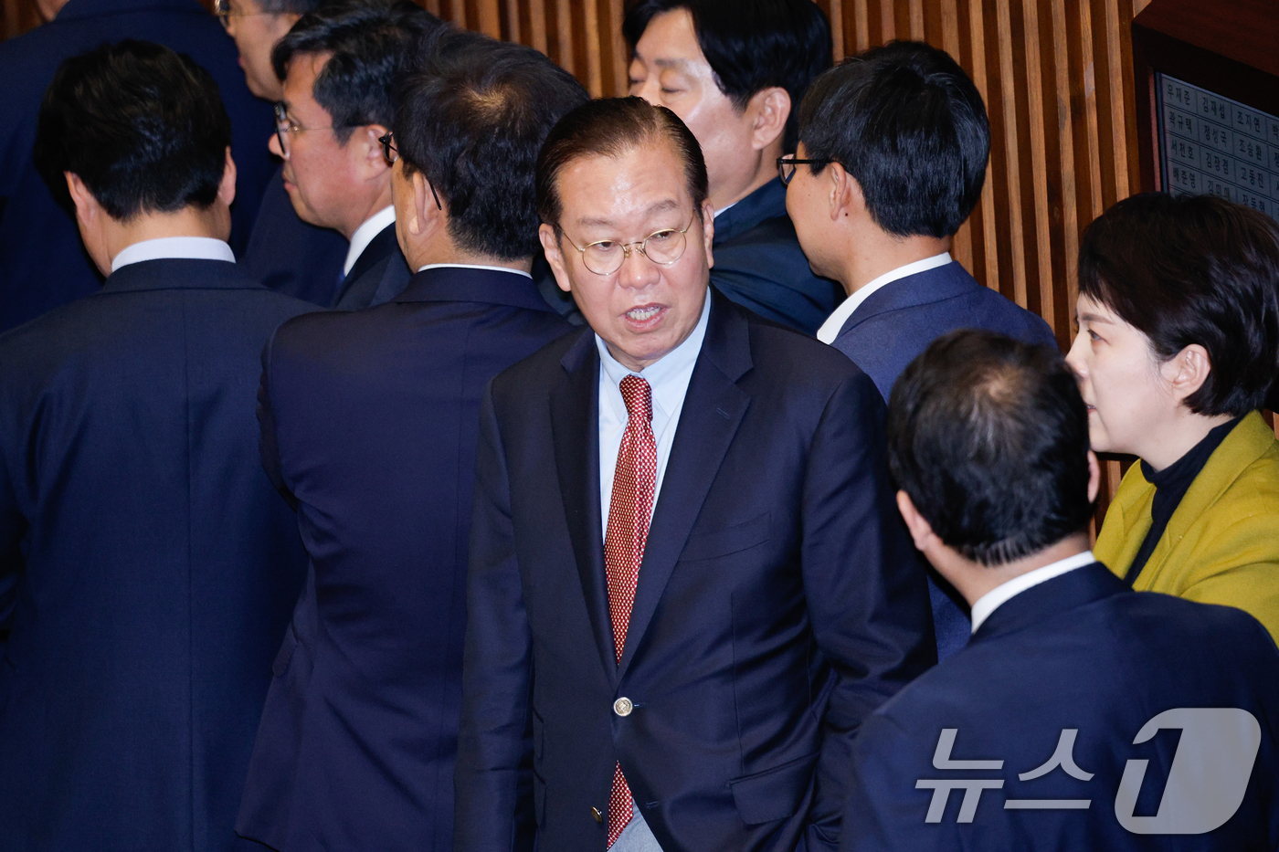 (서울=뉴스1) 안은나 기자 = 권영세 국민의힘 비상대책위원장이 17일 오후 서울 여의도 국회에서 열린 제424회국회(임시회) 제5차 본회의에서 반인권적 국가범죄의 시효 등에 관한 …