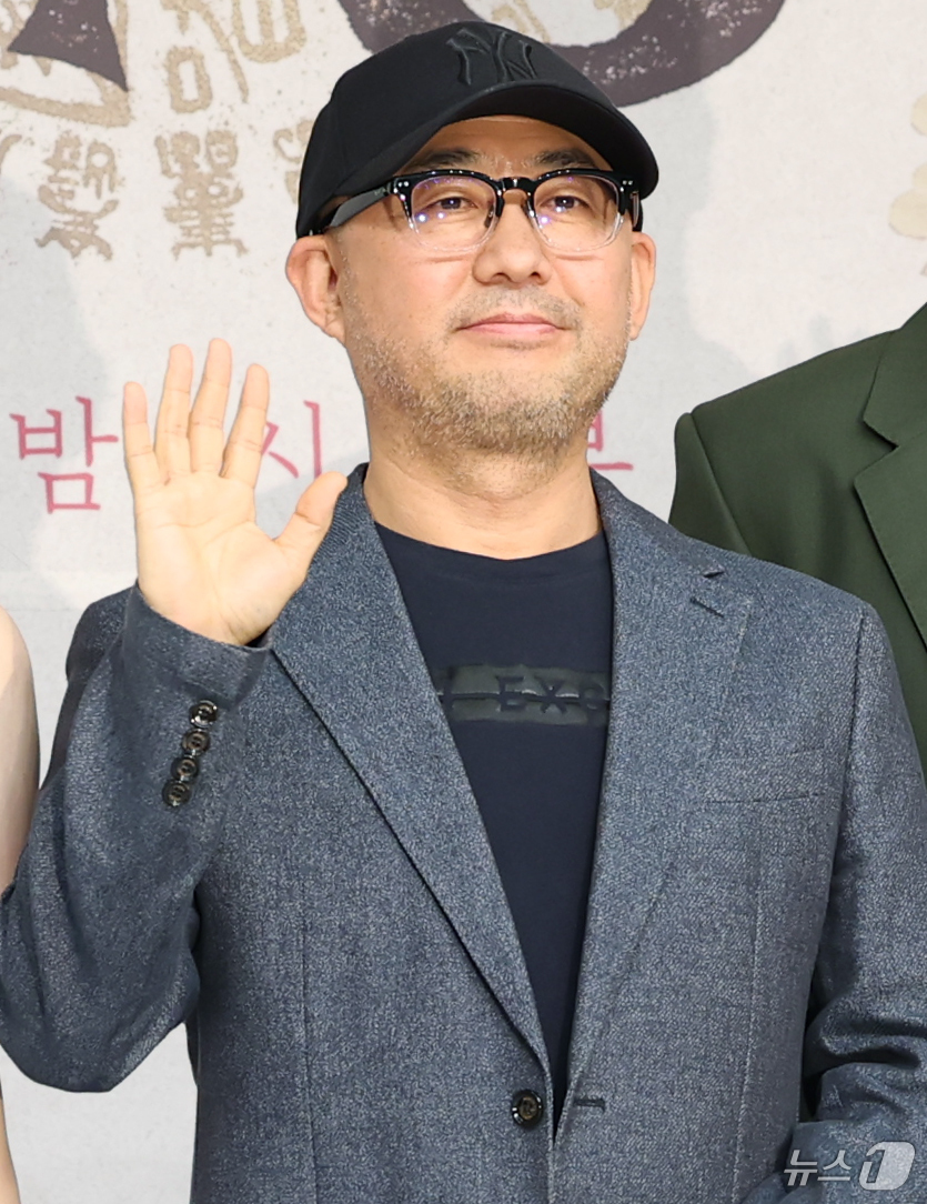(서울=뉴스1) 권현진 기자 = 윤성식 PD가 17일 서울 양천구 목동SBS에서 열린 SBS 새 금토드라마 '귀궁'(극본 윤수정/연출 윤성식) 제작발표회에서 포즈를 취하고 있다.' …