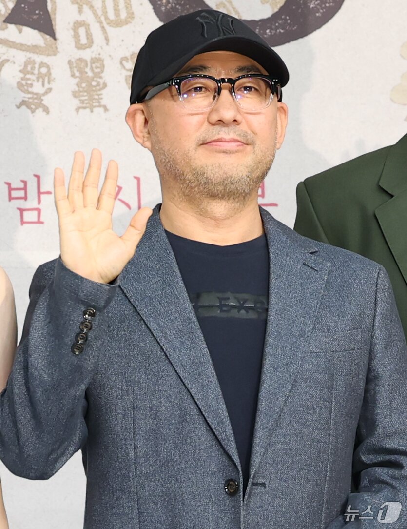 본문 이미지 - 윤성식 PD가 17일 서울 양천구 목동SBS에서 열린 SBS 새 금토드라마 &#39;귀궁&#39;&#40;극본 윤수정/연출 윤성식&#41; 제작발표회에서 포즈를 취하고 있다. &#39;귀궁&#39;은 영매의 운명을 거부하는 무녀 여리와 여리의 첫사랑 윤갑의 몸에 갇힌 이무기 강철이가 왕가에 원한을 품은 팔척귀에 맞닥뜨리며 몸과 혼이 단단히 꼬여버리는 육신 쟁탈 판타지 로코다. 2025.4.17/뉴스1 ⓒ News1 권현진 기자