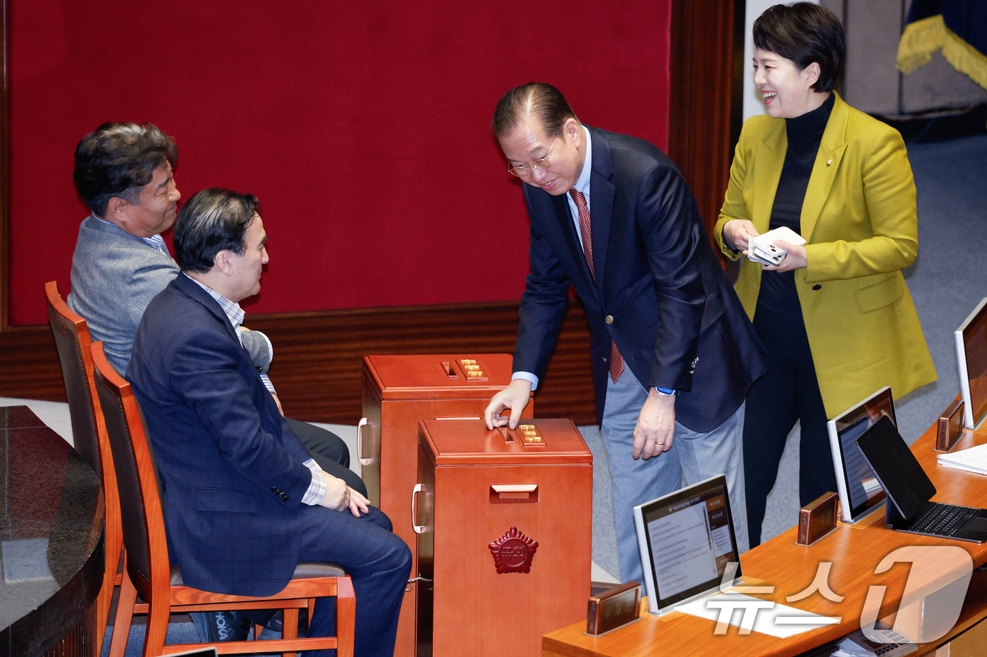 (서울=뉴스1) 안은나 기자 = 권영세 국민의힘 비상대책위원장이 17일 오후 서울 여의도 국회에서 열린 제424회국회(임시회) 제5차 본회의에서 반인권적 국가범죄의 시효 등에 관한 …