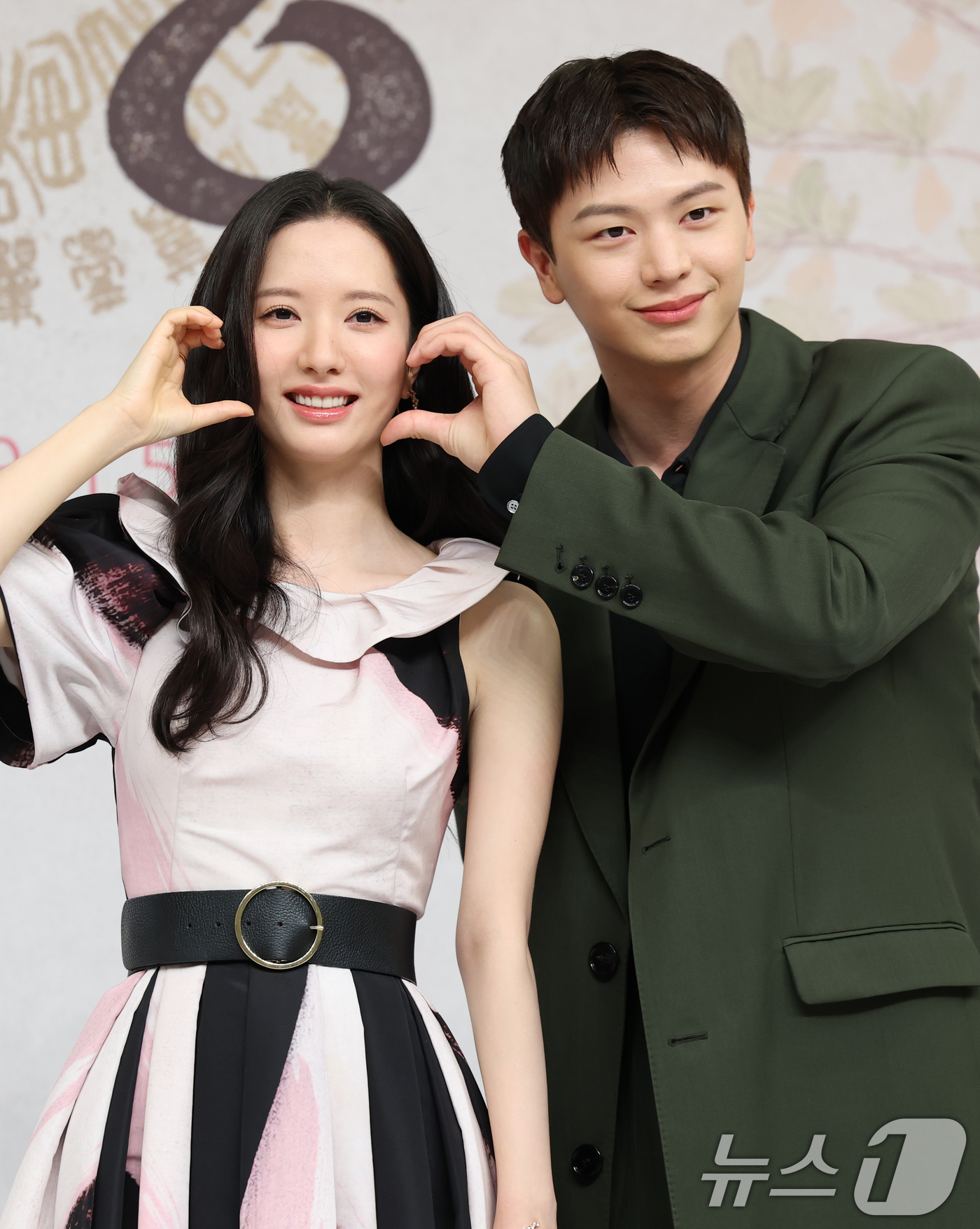 (서울=뉴스1) 권현진 기자 = 배우 김지훈과 육성재(오른쪽)가 17일 서울 양천구 목동SBS에서 열린 SBS 새 금토드라마 '귀궁'(극본 윤수정/연출 윤성식) 제작발표회에서 포즈 …