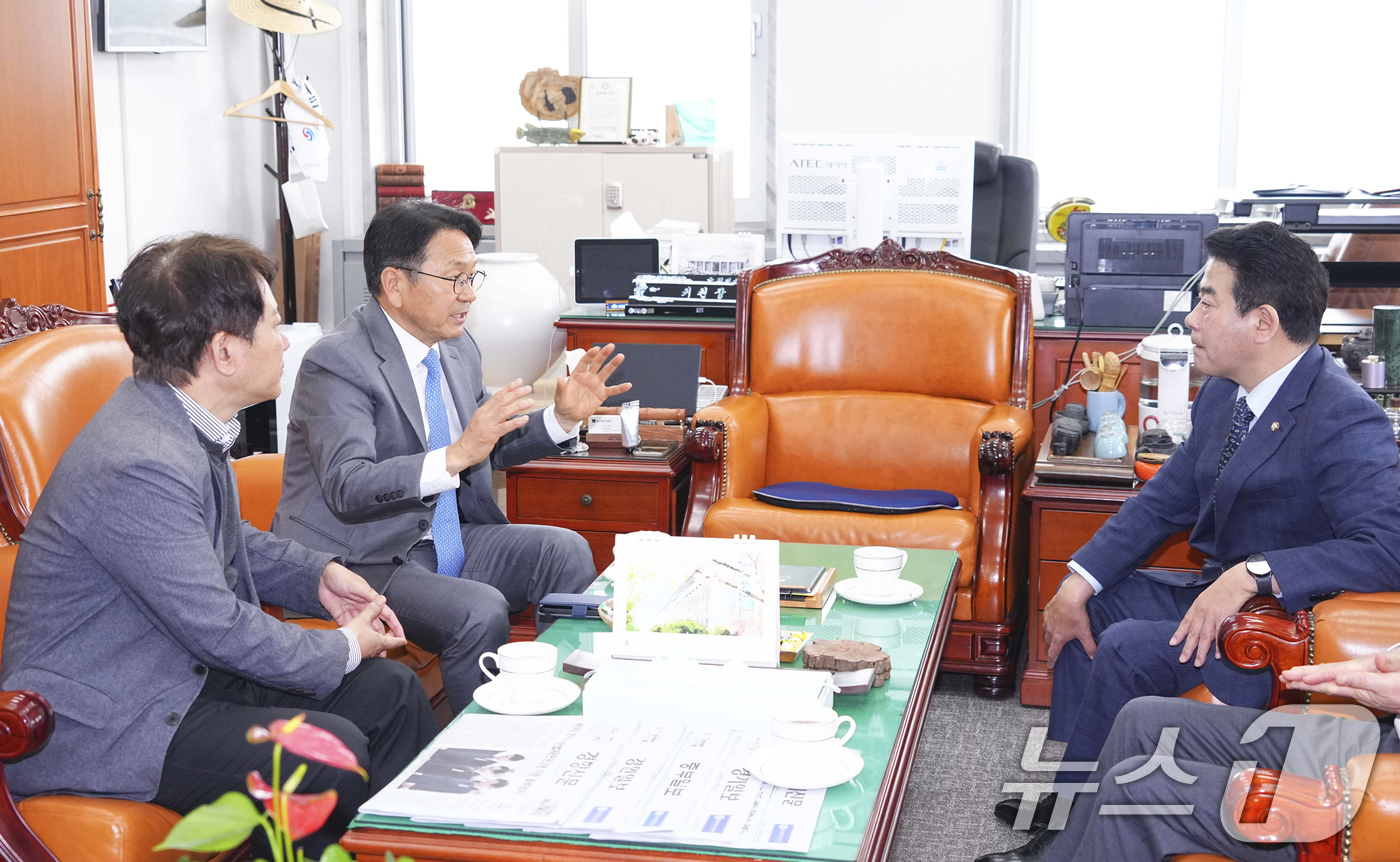 (광주=뉴스1) 박준배 기자 = 강기정 광주시장이 17일 국회에서 박정 예결위원장을 만나 광주시 AI사업에 대해 설명하고, 추경에서 AI 예산을 반영해줄 것을 요청하고 있다.(광주 …