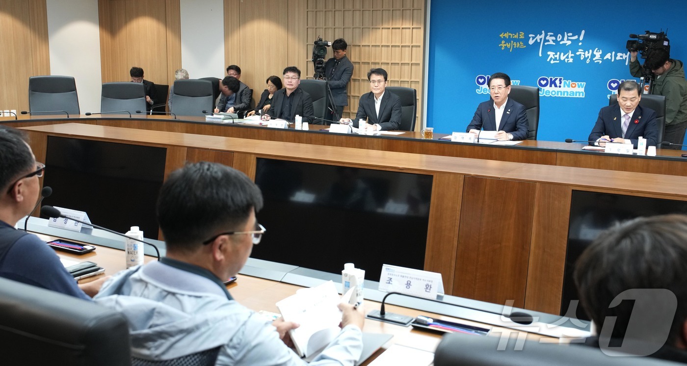 (무안=뉴스1) 전원 기자 = 김영록 전라남도지사가 17일 전남도 동부지역본부에서 여수석유화학산업 위기대응 여수산단 산별노조 공동대책위원회 위원들과 간담회를 갖고 지역경제 위기극복 …