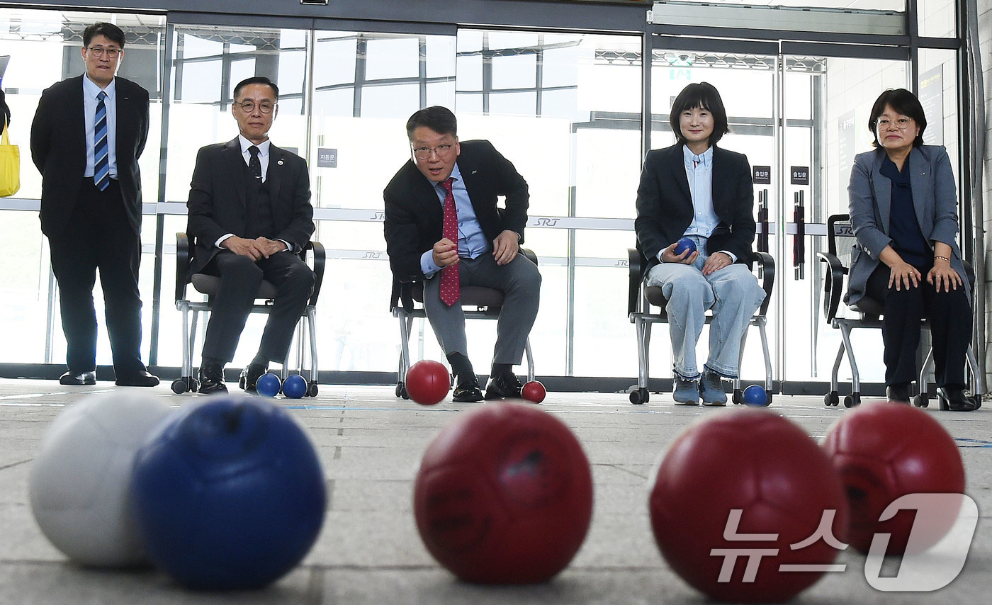 (서울=뉴스1) = 에스알은 17일 장애인의 날을 앞두고 수서역에서 장애인 고용 활성화 및 체육 발전을 위해 장애인 보치아팀 창단식을 열고 보치아 경기 시연과 함께 고객 체험 행사 …