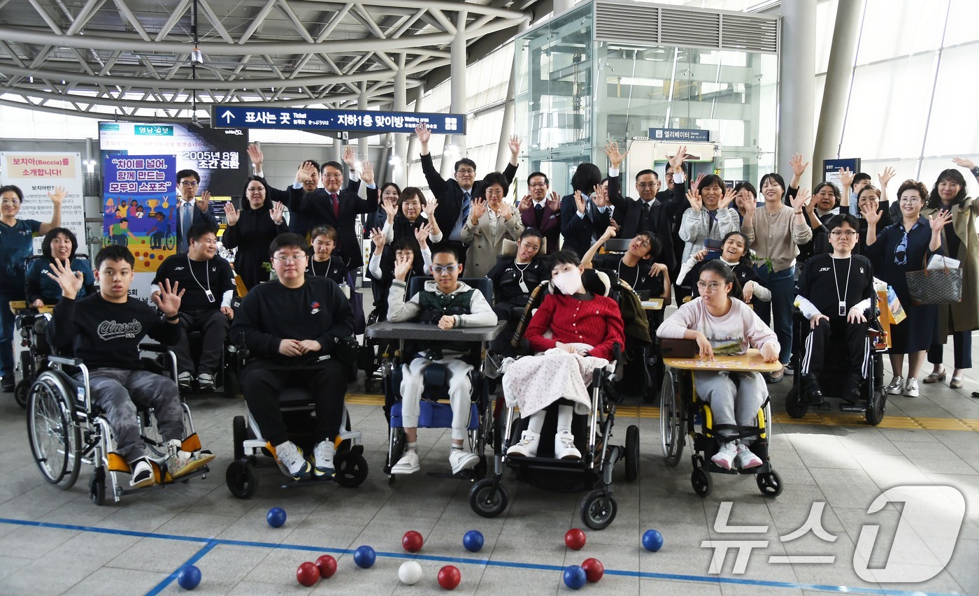 (서울=뉴스1) = 에스알은 17일 장애인의 날을 앞두고 수서역에서 장애인 고용 활성화 및 체육 발전을 위해 장애인 보치아팀 창단식을 열고 서울특별시장애인체육회와 연고지 협약을 맺 …