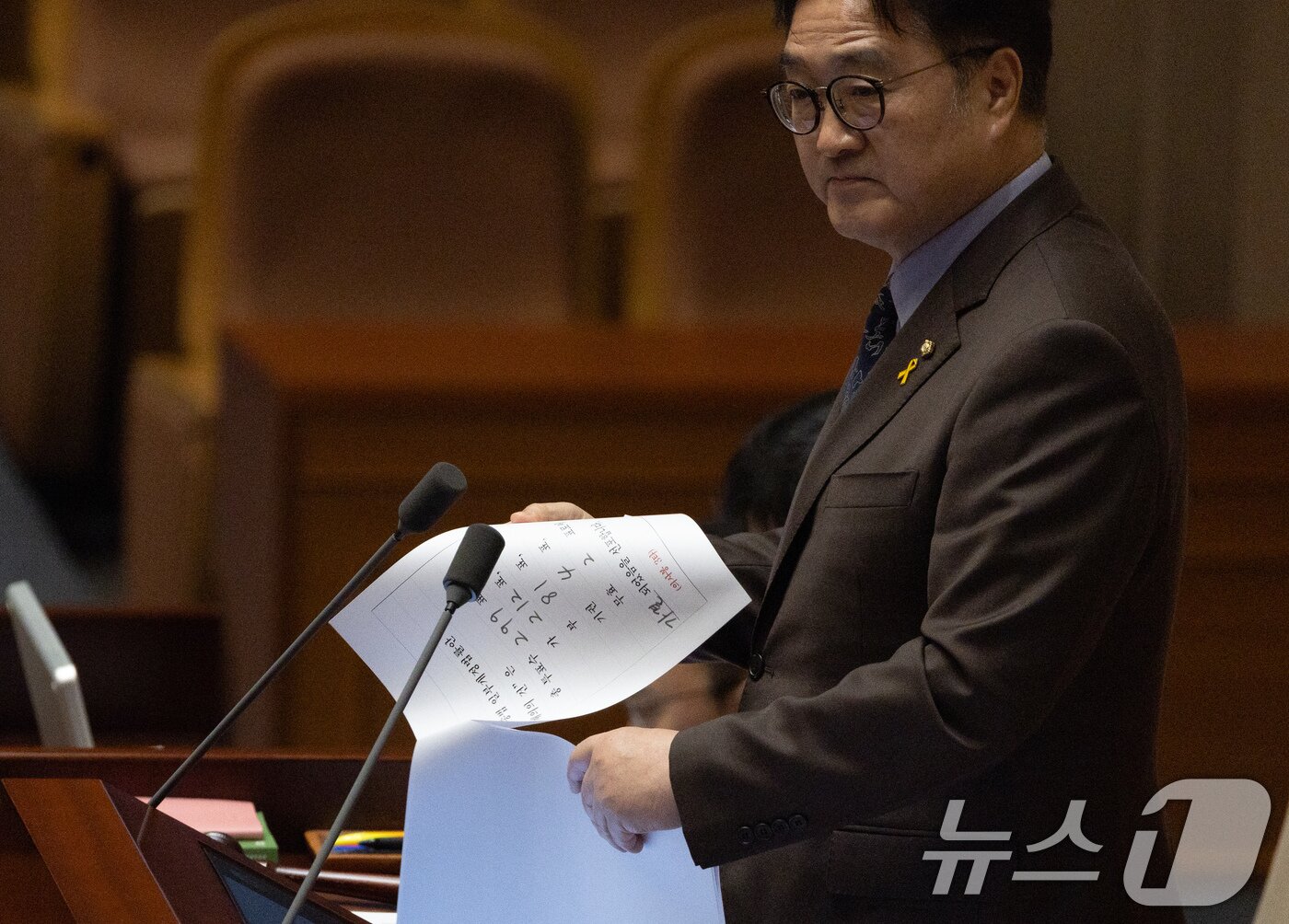 본문 이미지 - 17일 오후 서울 여의도 국회에서 열린 제424회 국회(임시회) 제5차 본회의에서 방송법 일부개정법률안 재의의 건이 가결되고 있다. 2025.4.17/뉴스1 ⓒ News1 이재명 기자