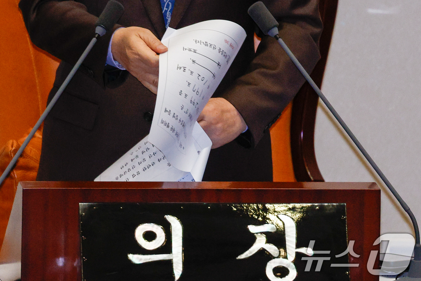 (서울=뉴스1) 안은나 기자 = 우원식 국회의장이 17일 오후 서울 여의도 국회에서 열린 제424회국회(임시회) 제5차 본회의에서 윤석열 정부의 내란 행위의 진상규명을 위한 특별검 …