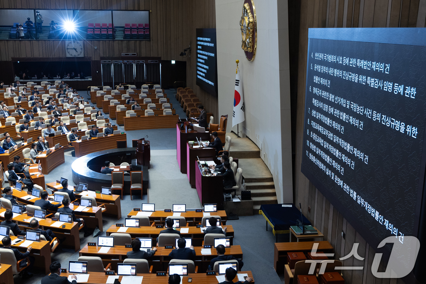 (서울=뉴스1) 이재명 기자 = 우원식 국회의장이 17일 오후 서울 여의도 국회에서 열린 제424회 국회(임시회) 제5차 본회의에서 명태균과 관련한 불법 선거개입 및 국정농단 사건 …