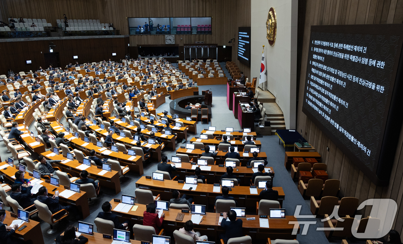 (서울=뉴스1) 이재명 기자 = 우원식 국회의장이 17일 오후 서울 여의도 국회에서 열린 제424회 국회(임시회) 제5차 본회의에서 명태균과 관련한 불법 선거개입 및 국정농단 사건 …