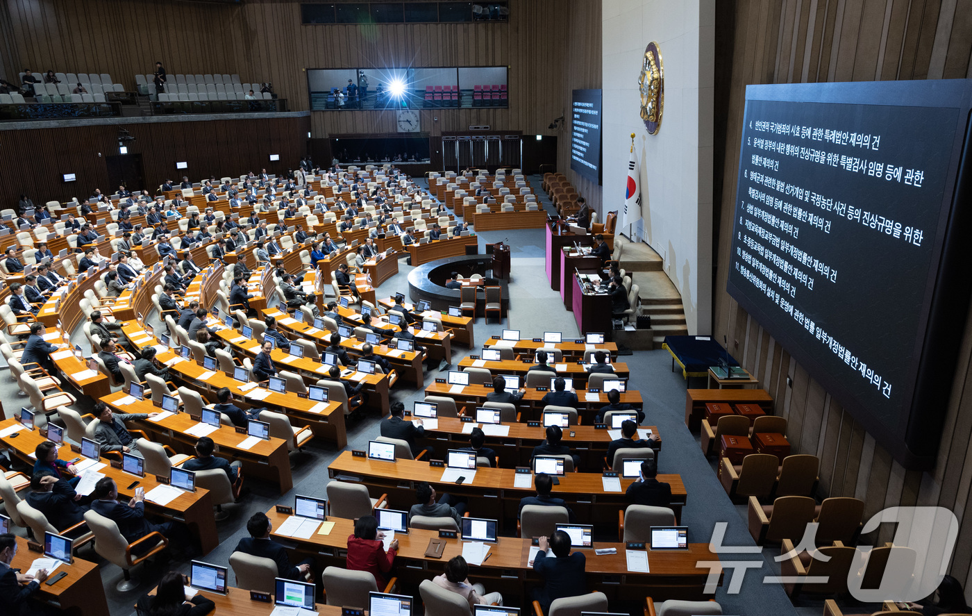(서울=뉴스1) 이재명 기자 = 우원식 국회의장이 17일 오후 서울 여의도 국회에서 열린 제424회 국회(임시회) 제5차 본회의에서 명태균과 관련한 불법 선거개입 및 국정농단 사건 …