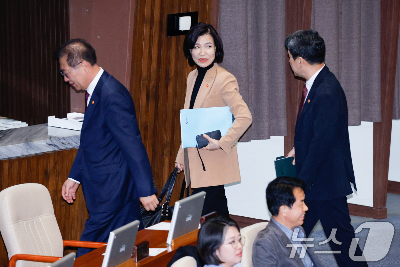 (서울=뉴스1) 안은나 기자 = 박성재 법무부 장관(왼쪽부터), 이진숙 방송통신위원장, 이주호 사회부총리 겸 교육부 장관이 17일 오후 서울 여의도 국회에서 열린 제424회국회(임 …