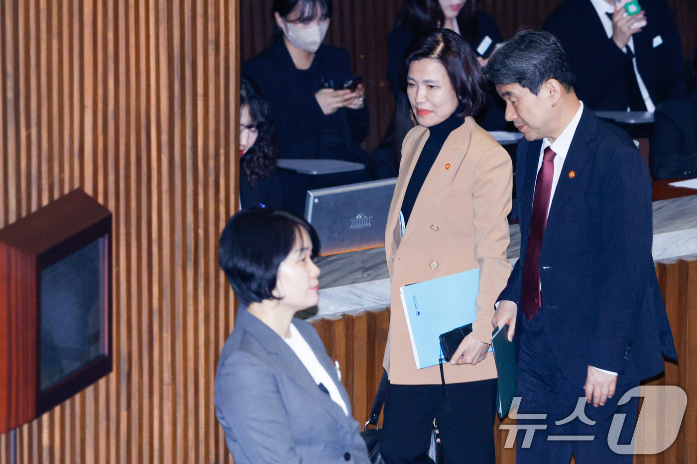 (서울=뉴스1) 안은나 기자 = 이진숙 방송통신위원장, 이주호 사회부총리 겸 교육부 장관이 17일 오후 서울 여의도 국회에서 열린 제424회국회(임시회) 제5차 본회의에서 방송법 …