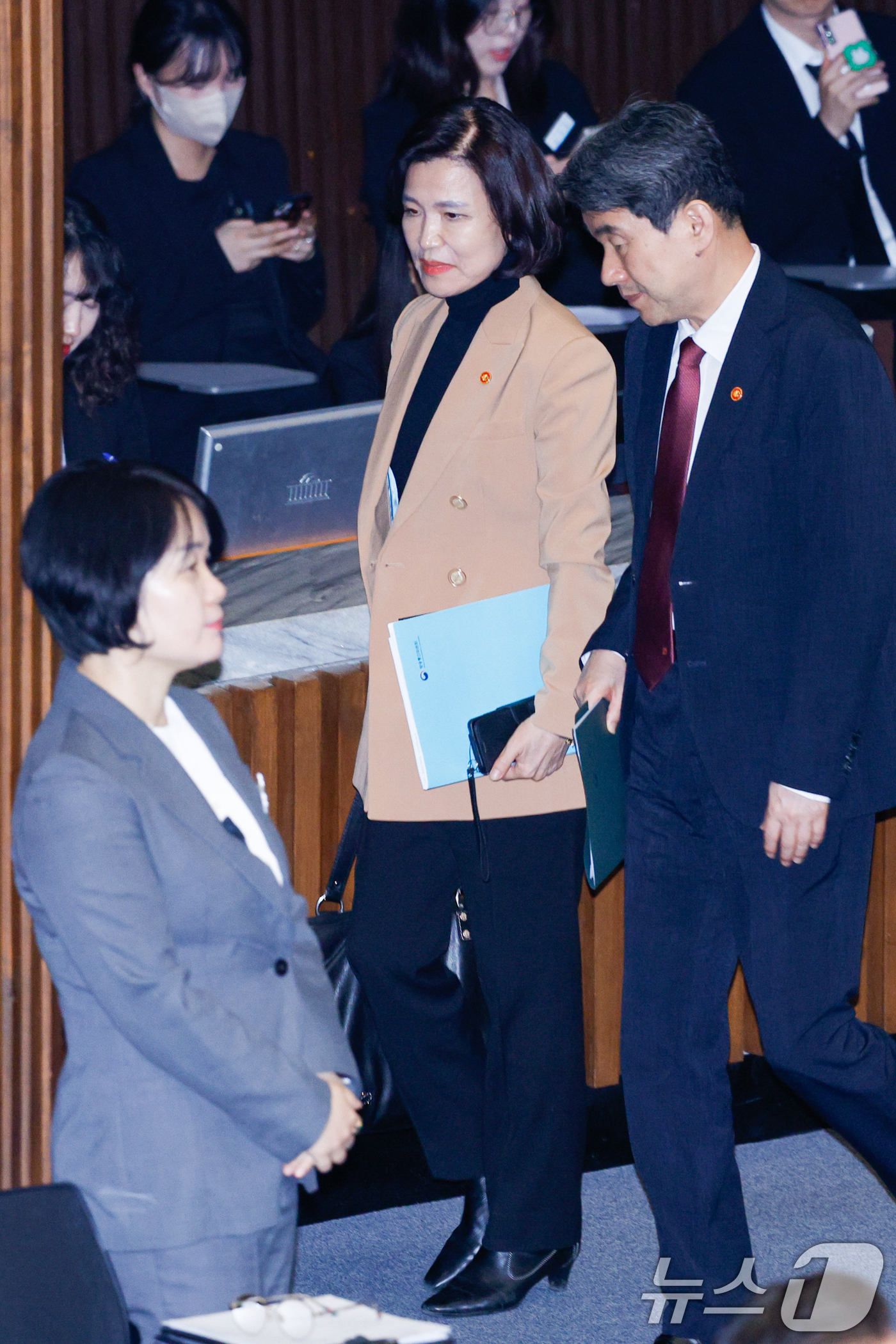 (서울=뉴스1) 안은나 기자 = 이진숙 방송통신위원장, 이주호 사회부총리 겸 교육부 장관이 17일 오후 서울 여의도 국회에서 열린 제424회국회(임시회) 제5차 본회의에서 방송법 …